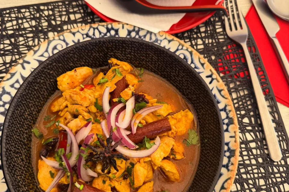 The Red Zone: Cocina Thai & europea · Marina de Dénia